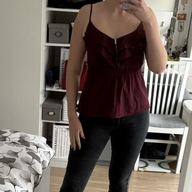 Dunkelrotes Top