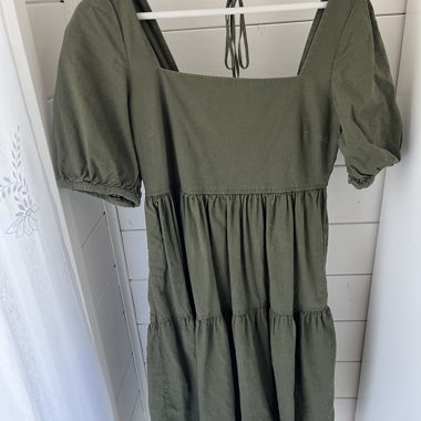 Robe en lin vert à manches bouffantes