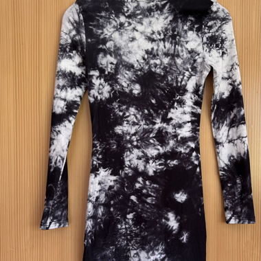 Robe noire et blanche tie dye