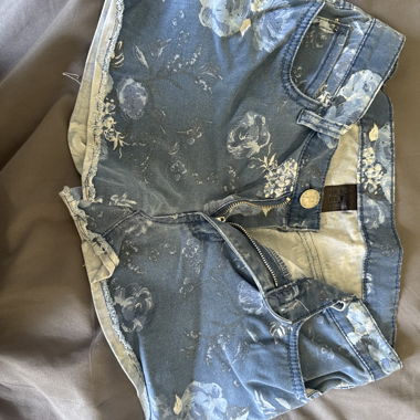 Short en jean fleuri