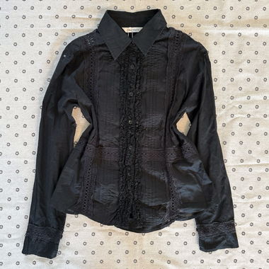 Japanisches Vintage: Whimsygoth-Schwarze Volant-Bluse