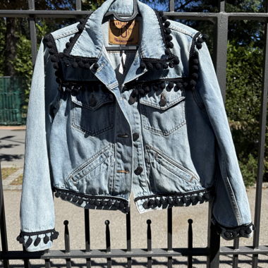 Jeansjacke mit Pompons