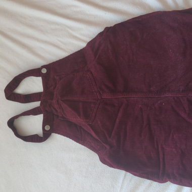 Weinrotes Latzkleid Kordoptik 