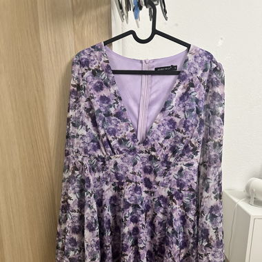 Lila Blumenkleid