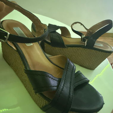 Schwarze Plateausandalen