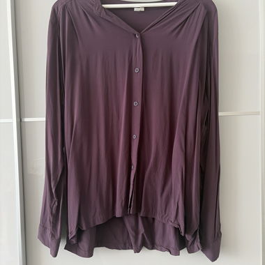 Blusa lilla con bottoniera