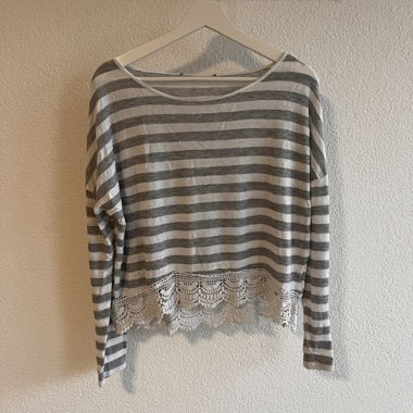 Maglione a righe con pizzo