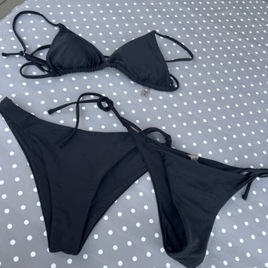 Schwarzer Bikini, zweiteilig
