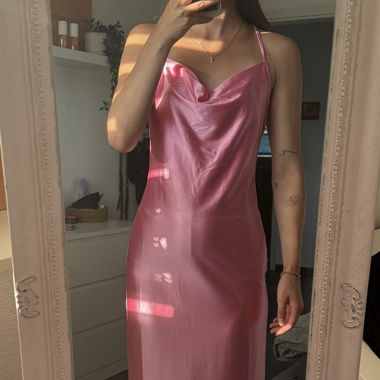 Robe en satin rose