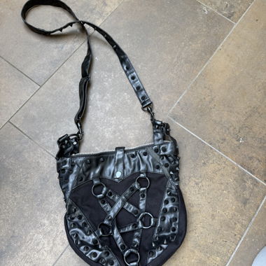 Borsa a tracolla nera con borchie