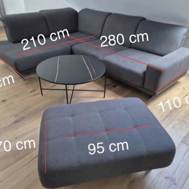 Graue Eckcouch mit Hocker
