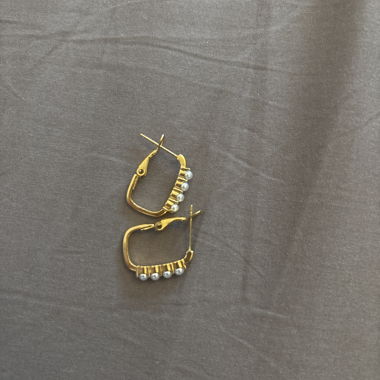 Boucles d’oreilles dorées rectangulaires avec perles