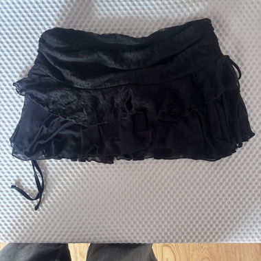 Gonna nera in pizzo con shorts
