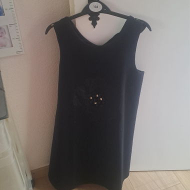 Robe noir avec fleur
