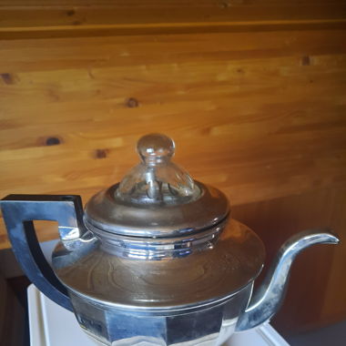 Cafetière vintage argentée avec couvercle en verre