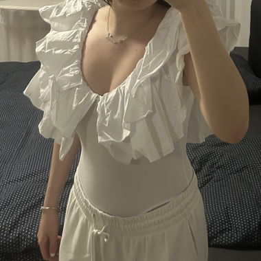 Body weiss mit Rüschchen