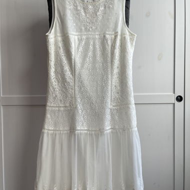 Weisses Spitzenkleid