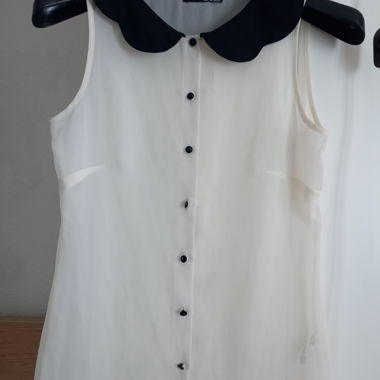 Blusa bianca con colletto nero
