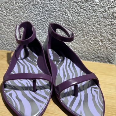 Violette Kunststoff-Sandalen. Grösse 37