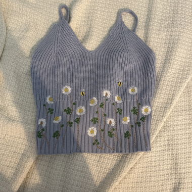 Haut tricot bleu avec fleurs
