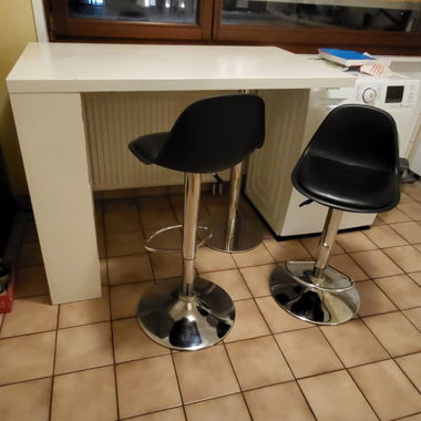 Table haute bar &  2 chaises