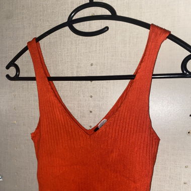 Rotes Top mit V-Ausschnitt 