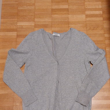 Graue Strickjacke
