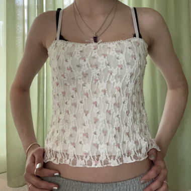 Haut en dentelle blanche avec motif floral