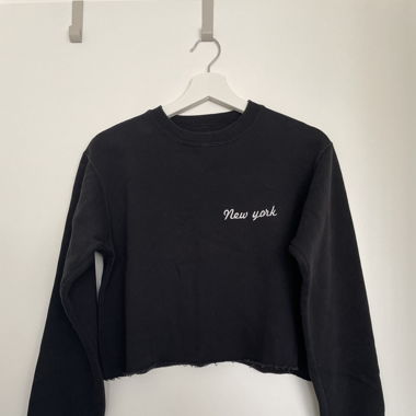 Schwarzer New York-Pullover (cropped)