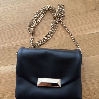 Schultertasche mit Kette schwarz