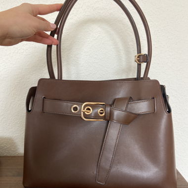 Sac à main marron avec boucle dorée