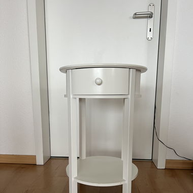 Weisser Nachttisch