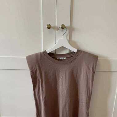 T-Shirt mit Schulterpolstern