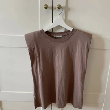T-Shirt mit Schulterpolstern