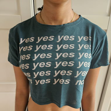 grünes bauchfreies Shirt