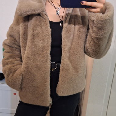 Cappotto corto in ecopelliccia
