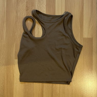 Top corto marrone con scollo speciale