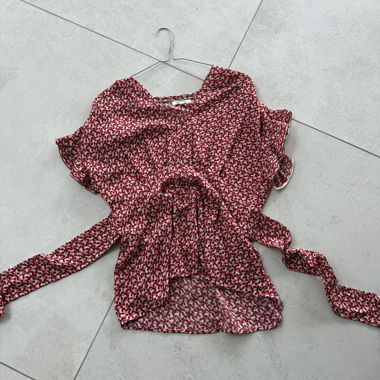 Jolie blouse rouge à fleurs