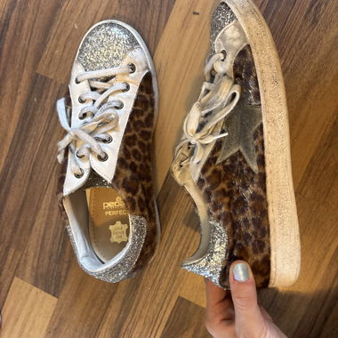 Leopard sneakers and glitter 