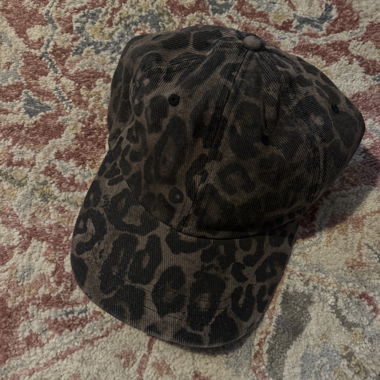Cappellino con stampa leopardata