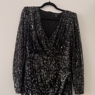 Robe courte à sequins noire