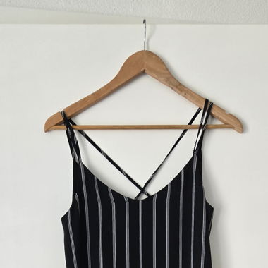 Robe fluide noir rayé, été 
