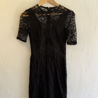 Schwarzes Spitzen-Minikleid