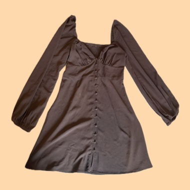 Schwarzes Kleid mit Knöpfen
