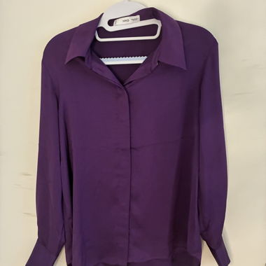 Camicia viola in raso di Mango