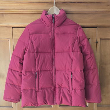 Rote Daunenjacke
