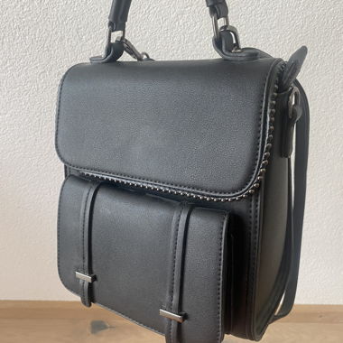 Kleiner schwarzer Rucksack aus Kunstleder