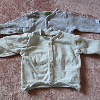 2 Babyjäckchen langarm, grau & weiss 50/56
