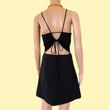 Robe courte noire à dos nu