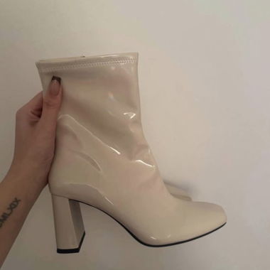 Stivaletti beige in vernice